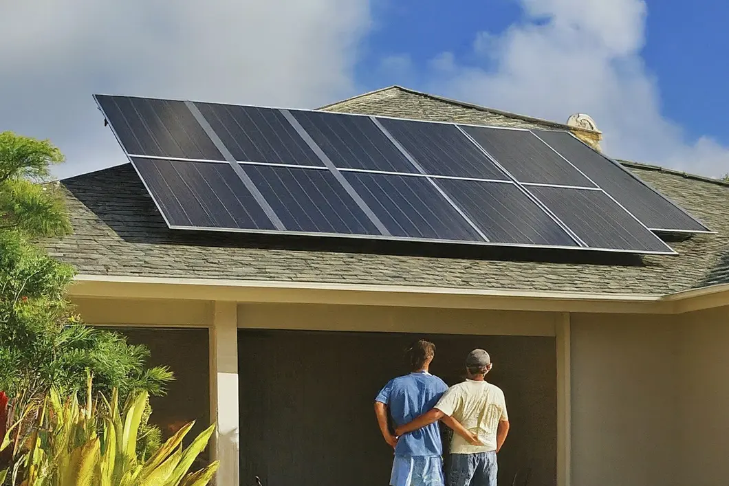 Hawaii-homeowners-viewing-their-solar-pv-installation